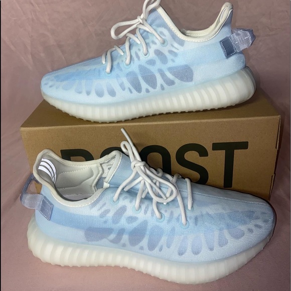Yeezy 350 v2 mono ice